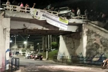 Carro fica pendurado em ponte após grave acidente em Fabriciano