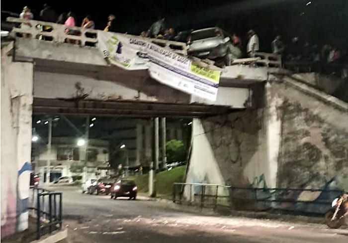 Carro fica pendurado em ponte após grave acidente em Fabriciano
