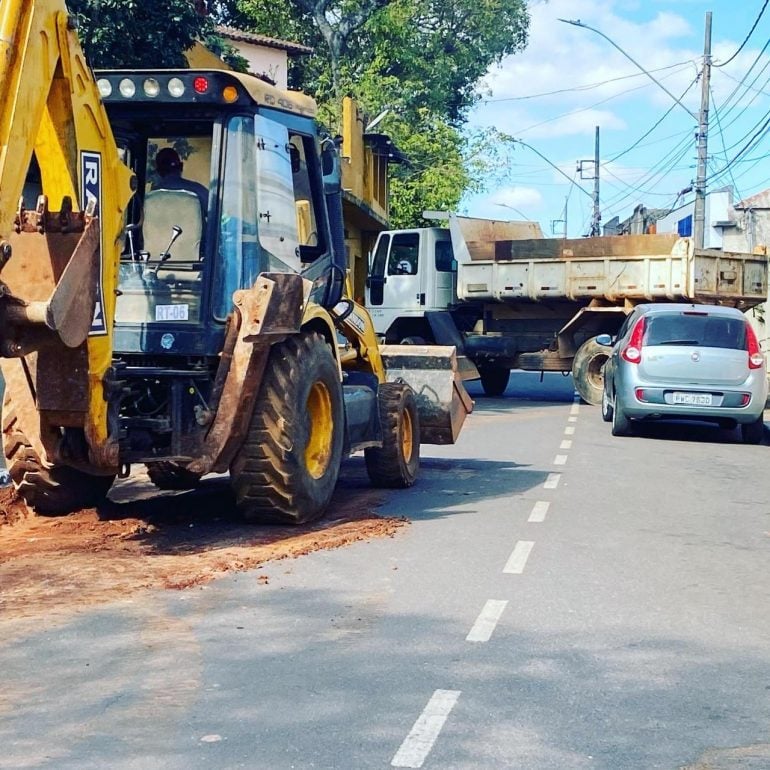 Trânsito na rua Ipoema é interditado para trabalho do Saae, em Itabira