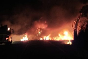 Grave acidente entre duas carretas causa incêndio na BR-116, em Leopoldina; veja o vídeo