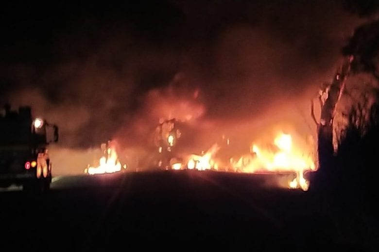 Grave acidente entre duas carretas causa incêndio na BR-116, em Leopoldina; veja o vídeo