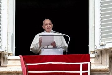 Papa Francisco segue internado; falta de informação gera apreensão
