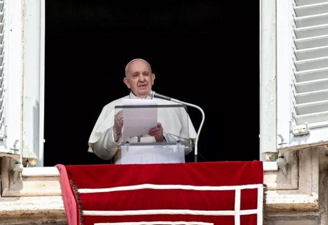 Papa Francisco segue internado; falta de informação gera apreensão