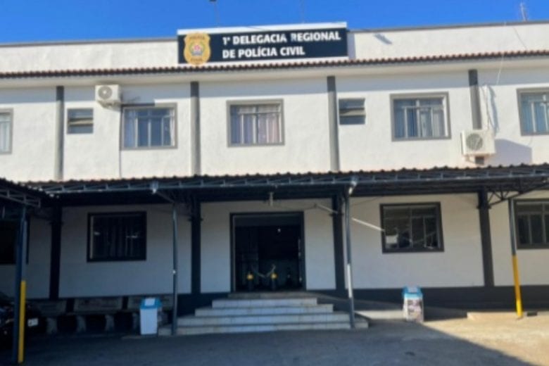 Homem é preso suspeito de agredir mulher com machadinha