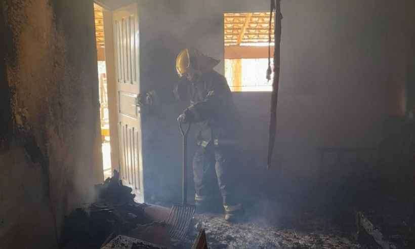 Homem cumpre promessa e coloca fogo na fazenda do próprio irmão