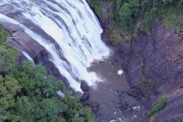 Dois homens morrem ao pularem de cachoeira para tentar salvar criança