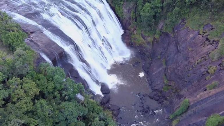Dois homens morrem ao pularem de cachoeira para tentar salvar criança