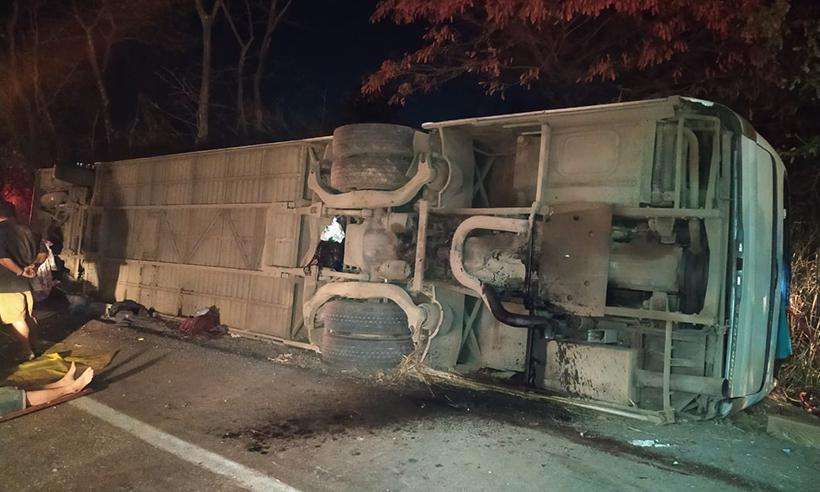Ônibus capota com 47 pessoas e deixa 2 mortos no Norte de Minas