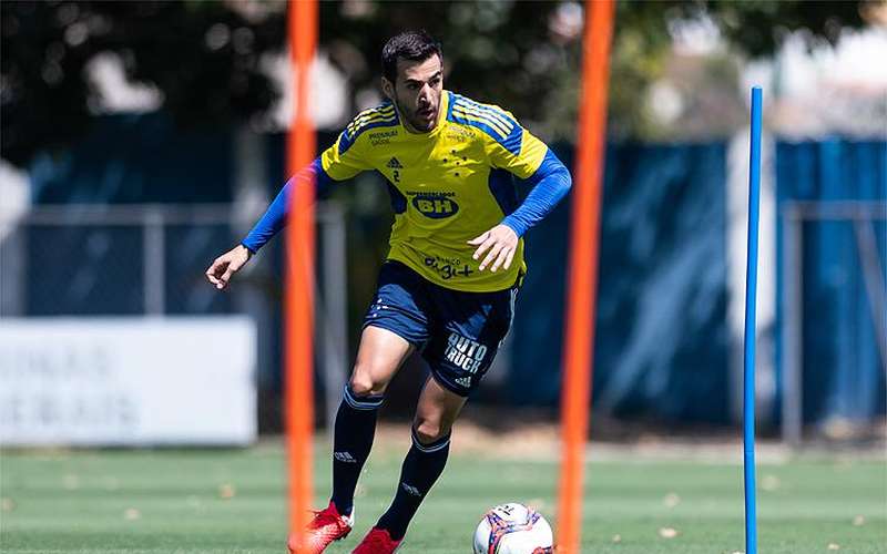Cáceres faz treino físico e fica perto de voltar a jogar pelo Cruzeiro