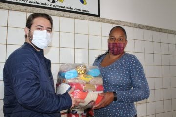 Escolas municipais de Monlevade entregam kit alimentação e produtos da agricultura familiar