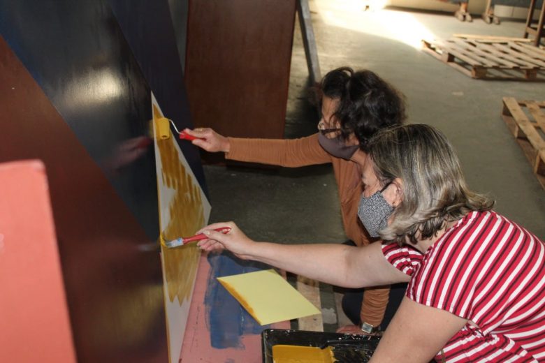 Professores da Fundação Casa de Cultura reciclam materiais para decoração da sede