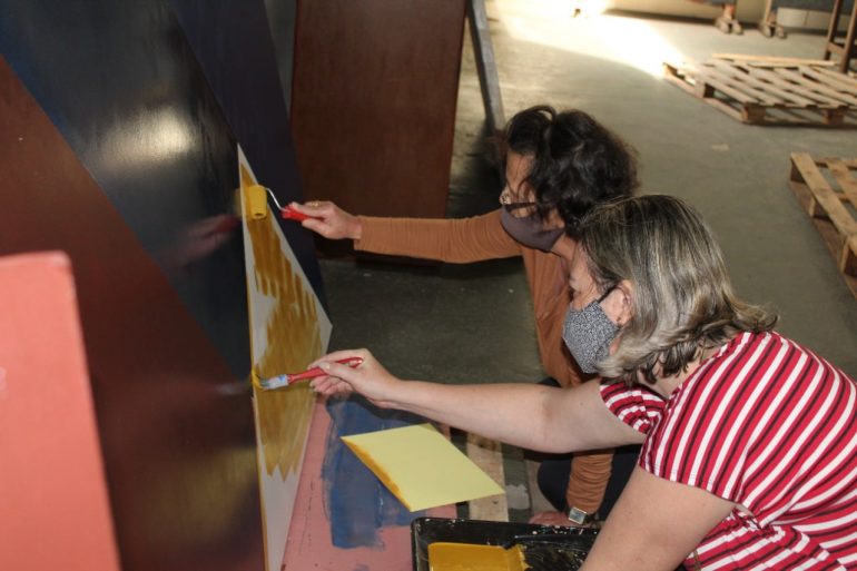 Professores da Fundação Casa de Cultura reciclam materiais para decoração da sede