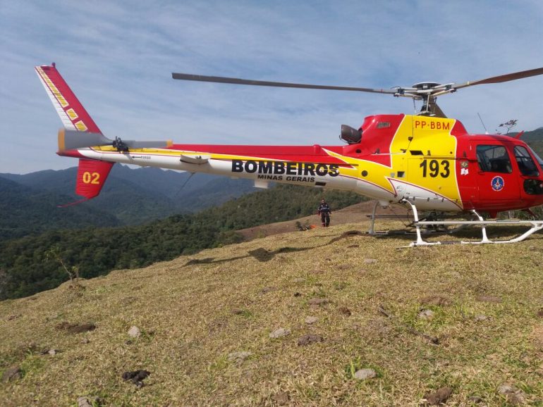 Carro capota em MG-20 e duas vítimas ficam em estado grave