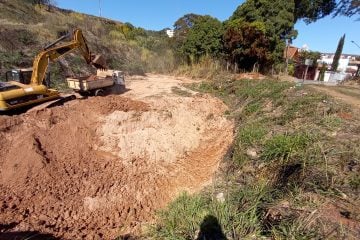 Prefeitura de João Monlevade limpa bacias de contenção do Parque do Areão