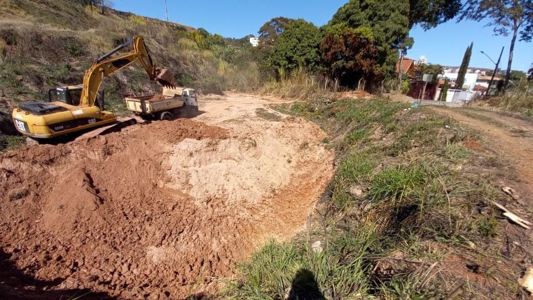 Prefeitura de João Monlevade limpa bacias de contenção do Parque do Areão