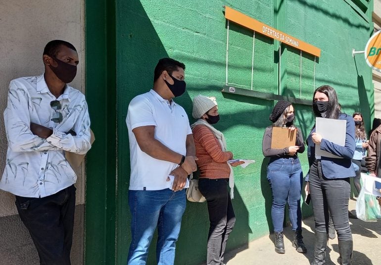 Procon constata irregularidades em filas de bancos e cobra mudanças em Monlevade