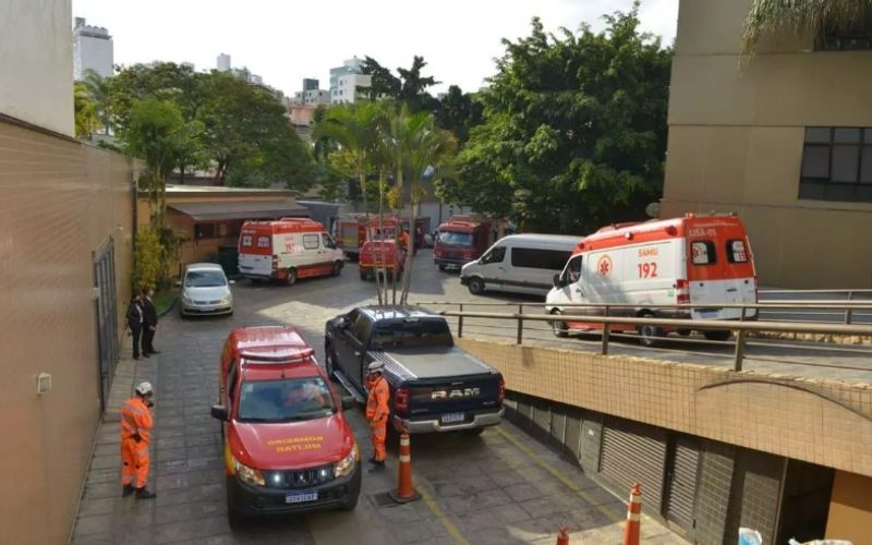 Bombeiros socorrem homem soterrado no Hotel Ouro Minas