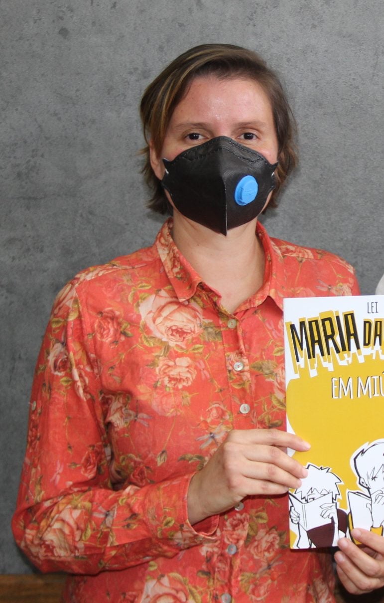 Câmara de Itabira recebe exemplares de livro que busca simplificar texto da Lei Maria da Penha