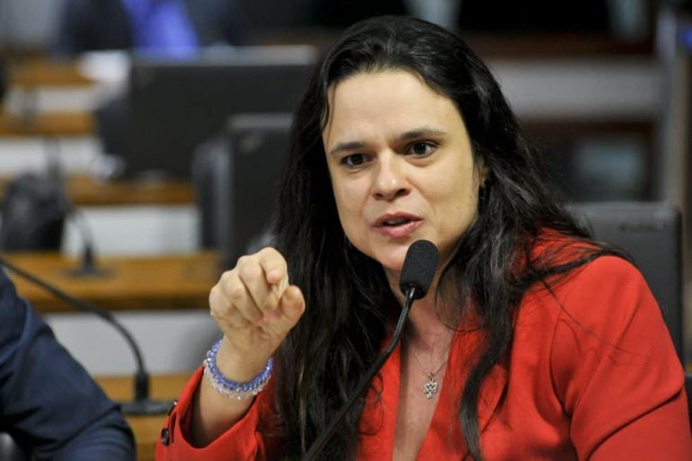 Janaina Paschoal critica ações humanitárias de padre Julio Lancellotti, que rebate