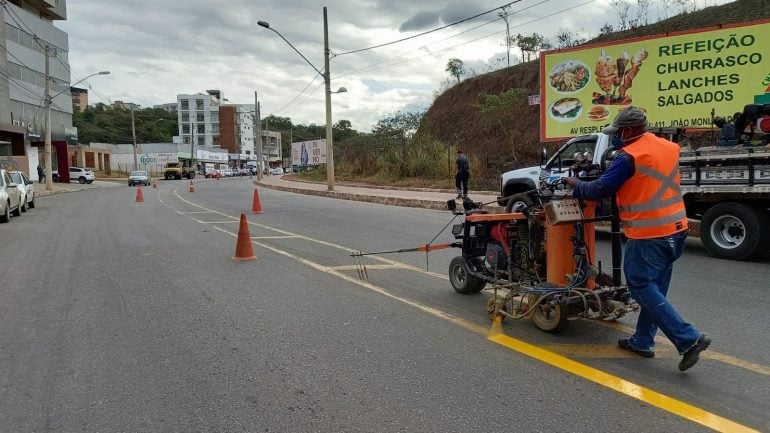 Monlevade: revitalização de sinalização começa pela avenida Gentil Bicalho