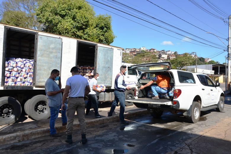Defesa Civil de João Monlevade auxilia na distribuição de 100 cestas básicas