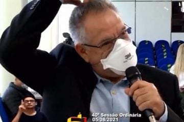 Vereador faz confusão e lê nota de pesar em vez de parabenizar idosa