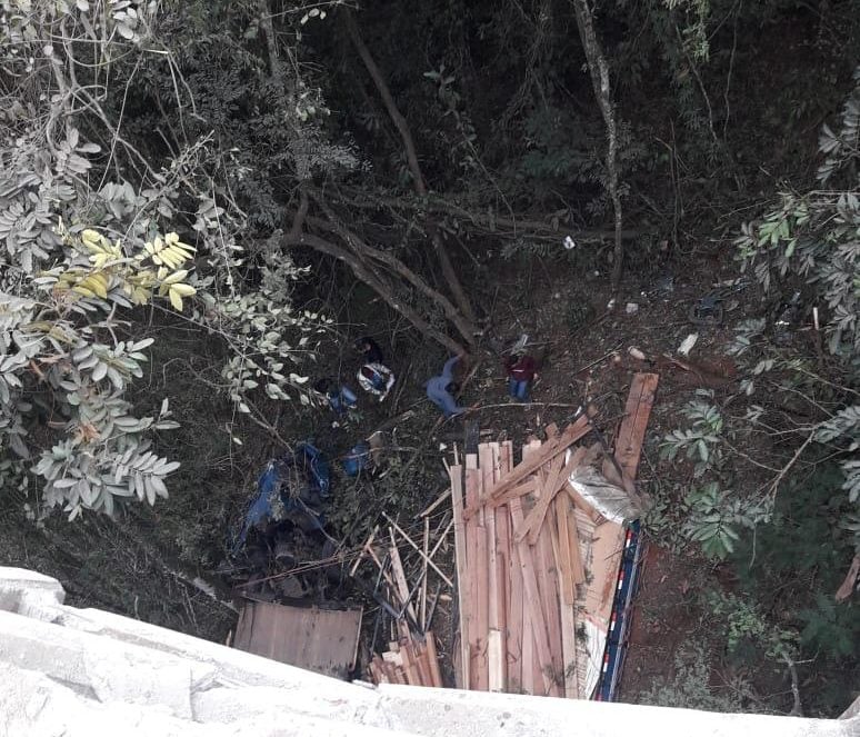 Novamente: caminhão despenca da Ponte Torta, na BR-381, em João Monlevade