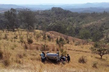 Duas mulheres ficam feridas após carro capotar na BR-381, em Caeté