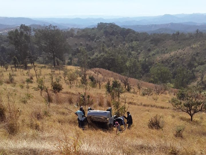 Duas mulheres ficam feridas após carro capotar na BR-381, em Caeté