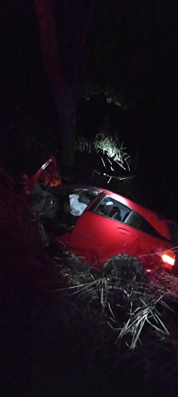 Carro cai em ribanceira na br-040