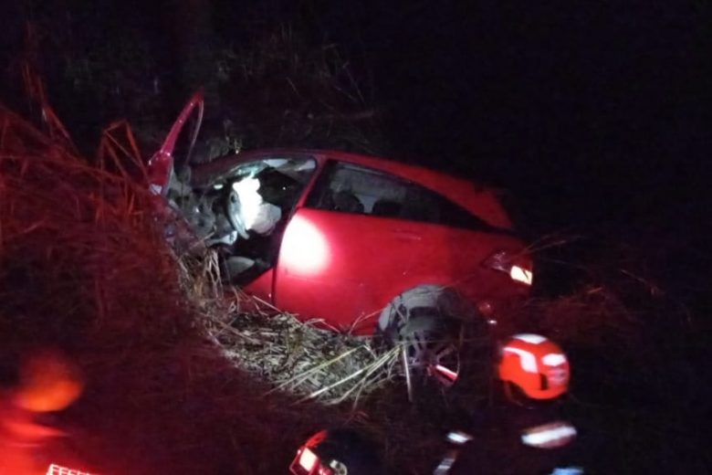 Carro cai em ribanceira na BR-040 após motorista perder controle