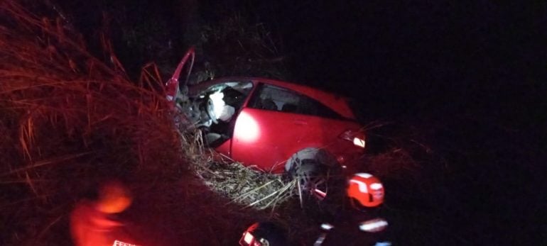 Carro cai em ribanceira na BR-040 após motorista perder controle