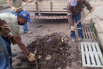 Força-tarefa promove limpeza em bueiros para desobstruir redes de Itabira