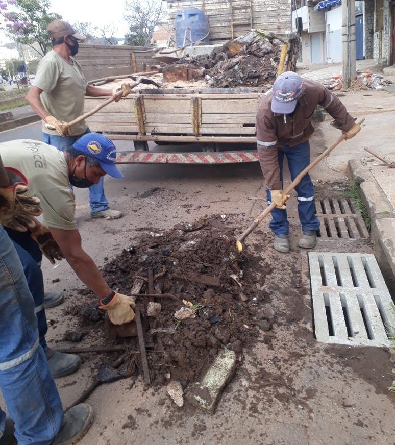 Força-tarefa promove limpeza em bueiros para desobstruir redes de Itabira