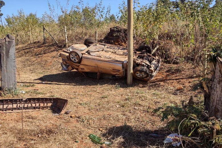 Motorista é socorrido após capotar na entrada de Itabira