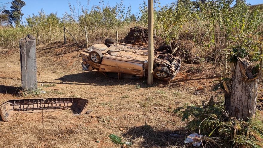 Motorista é socorrido após capotar na entrada de Itabira
