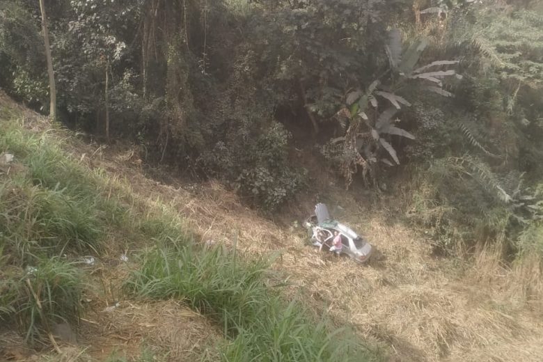 Mulher é socorrida após cair com o carro em ribanceira