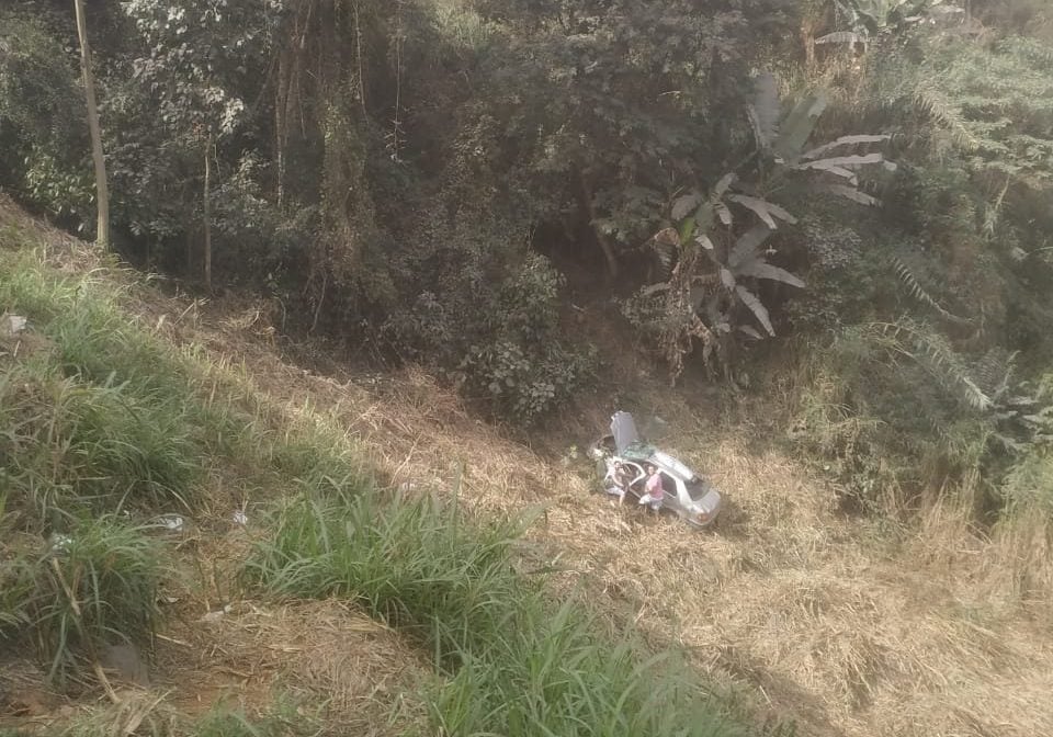Mulher é socorrida após cair com o carro em ribanceira