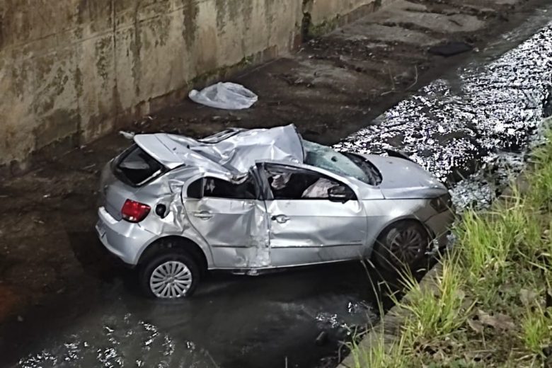 Carro cai no canal e motorista fica ferido na madrugada