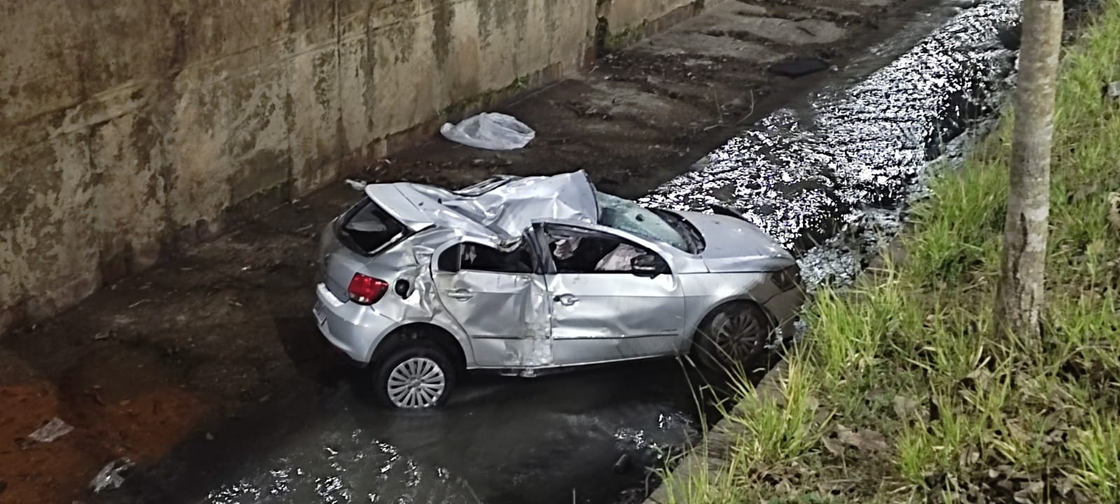 Carro cai no canal e motorista fica ferido na madrugada