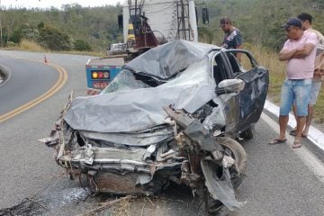 Carro cai em ribanceira e quatro pessoas ficam feridas na BR-381