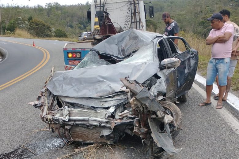 Carro cai em ribanceira e quatro pessoas ficam feridas na BR-381
