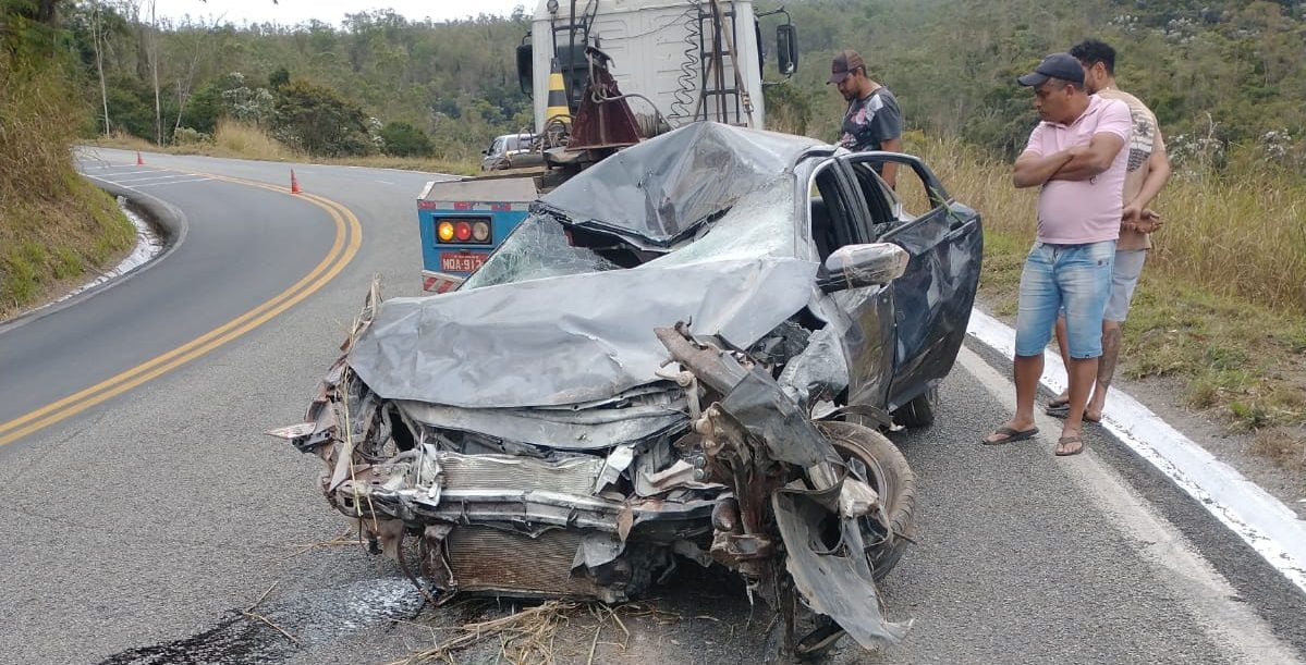 Carro cai em ribanceira e quatro pessoas ficam feridas na BR-381