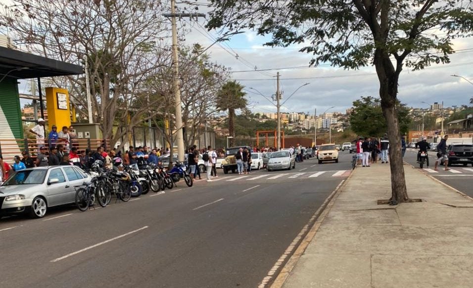 Polícia acaba com farra envolvendo 500 pessoas na avenida Mauro Ribeiro