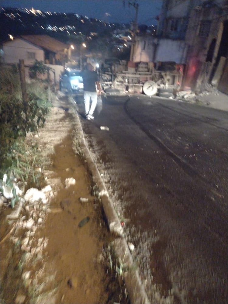 Carro atingido pelo caminhão tombado