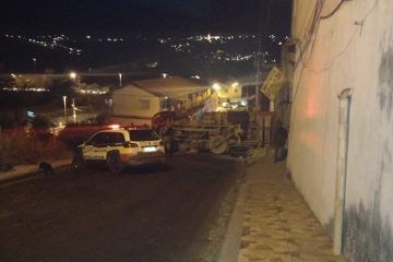 Caminhão que transportava brita tomba e atinge muro em Santa Luzia