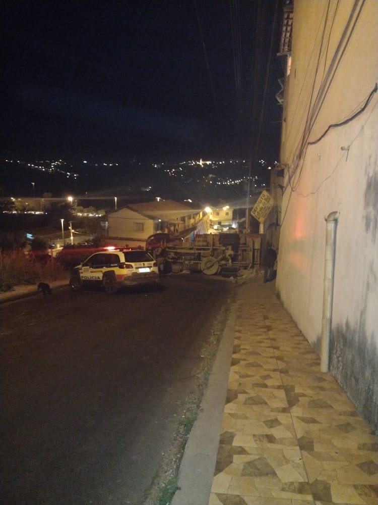 Caminhão que transportava brita tomba e atinge muro em Santa Luzia