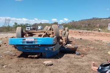 Caminhão capota na BR-135 e deixa três pessoas mortas