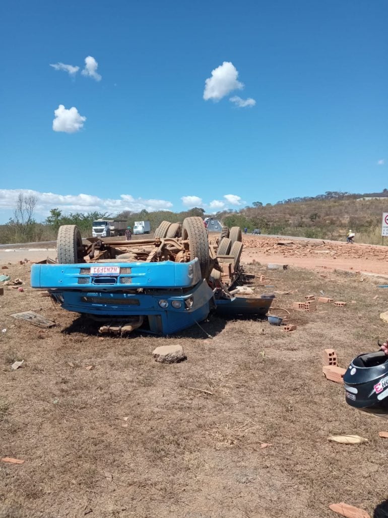 Caminhão capota na BR-135 e deixa três pessoas mortas
