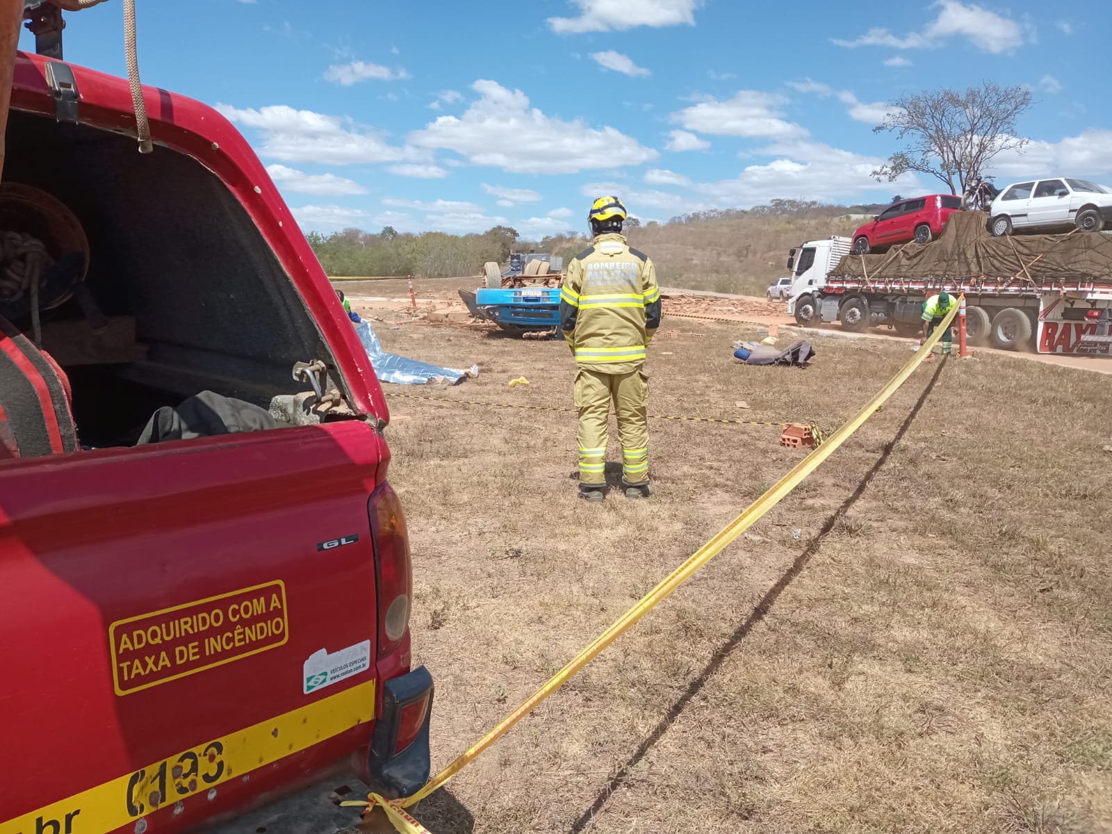 Três pessoas morreram após caminhão capotar na BR-135